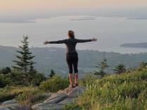 Admirando a paisagem do alto da Cadillac Mountain, no Acadia National Park, no Maine - Estados Unidos